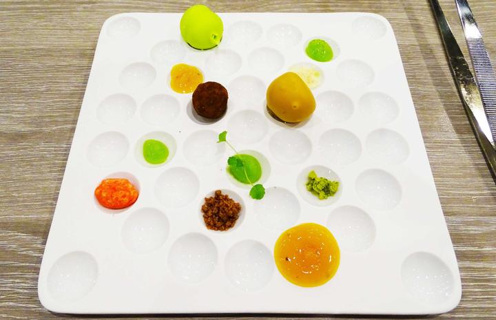 <p>Der optische Schlusspunkt: Schokoladekugeln mit Orange und Koriander, begleitet von verschiedenen Früchten.</p>