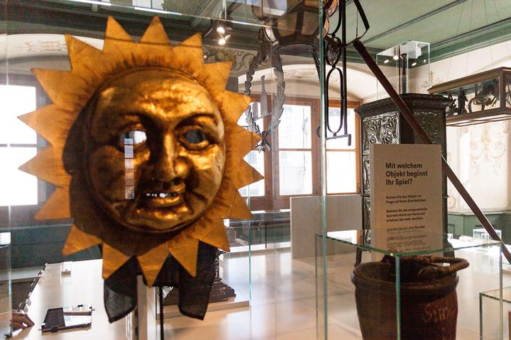<p>Darf in der Ausstellung nicht fehlen: die Sonnenmaske der alljährlichen Gansabhauet.</p>