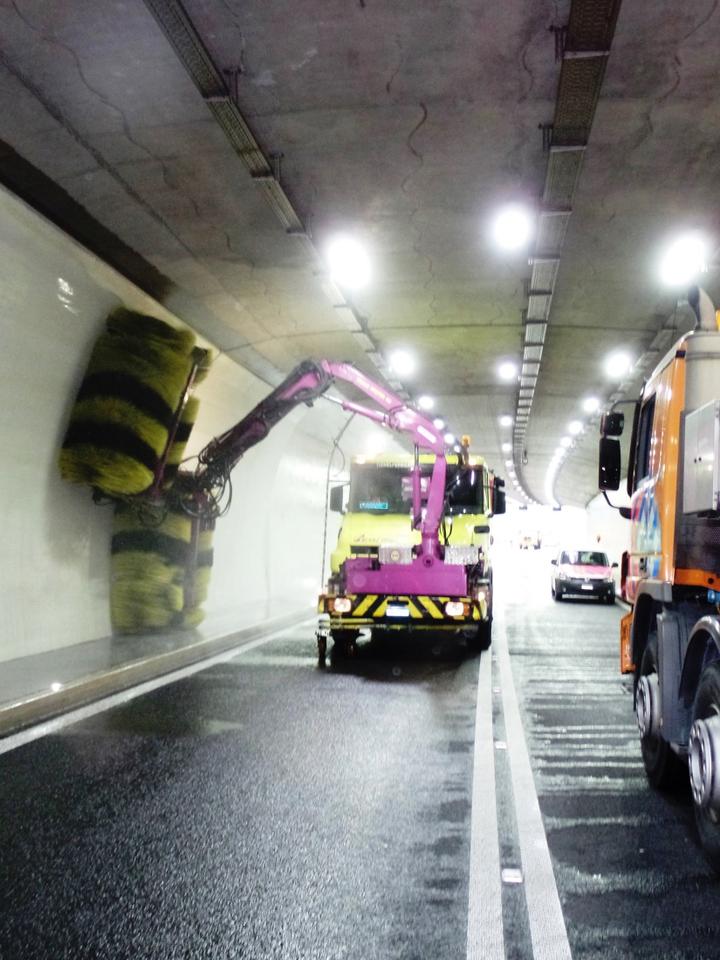 <p>Spezialfahrzeuge sind für die Tunnelflächen-, Beleuchtungs- und Strassenreinigung im Einsatz (Bild: zvg.)</p>