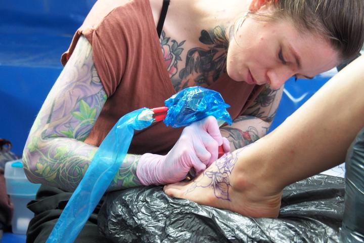 <p>Im Neubad nutzten Dutzende die Gelegenheit, sich spontan ein Tattoo stechen zu lassen. (Bild: jav)</p>