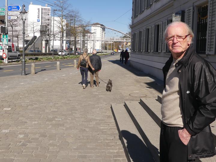 <p>Der pensionierte Bruno Ackermann und der Kasernenplatz im Hintergrund: Die «städtebauliche Wunde» lässt ihm keine Ruhe.</p>