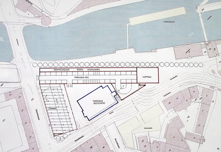 <p>Der Kasernenplatz auf dem Plan von Bruno Ackermann: Die Autobahnausfahrt würde von einem massiven Bau überdeckt, am Ufer gäbe es eine Fussgängerzone.</p>