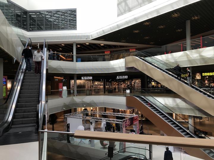 <p>Rolltreppen über Rolltreppen: Die «Mall of Switzerland» ist in der Mitte ausgehöhlt. Von hier erhält man einen ersten Überblick über die 104 Geschäfte.</p>
