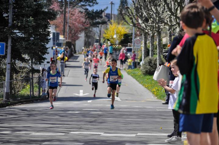 <p>Die Schüler laufen je nach Kategorie eine Strecke von 1,1 oder eine von 2,3 Kilometern. (Bild: Anna Steiner)</p>