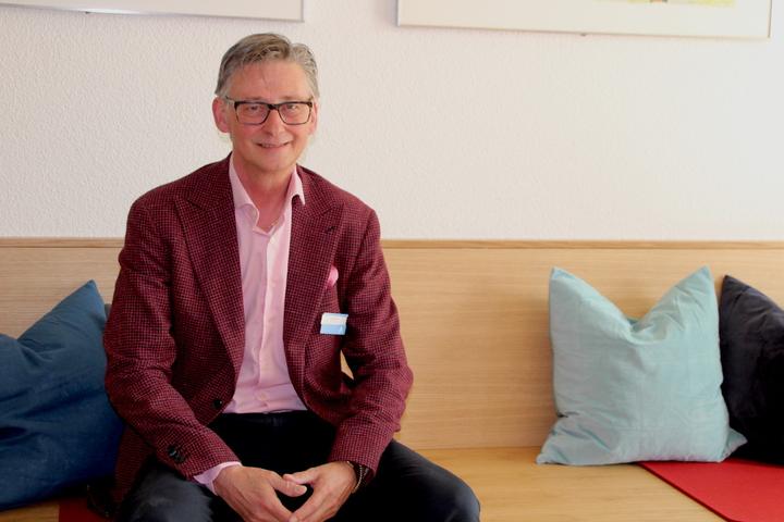 <p>Fredi Gmür, der CEO von Schweizer Jugendherbergen, auf einer der neuen Bänke.</p>
