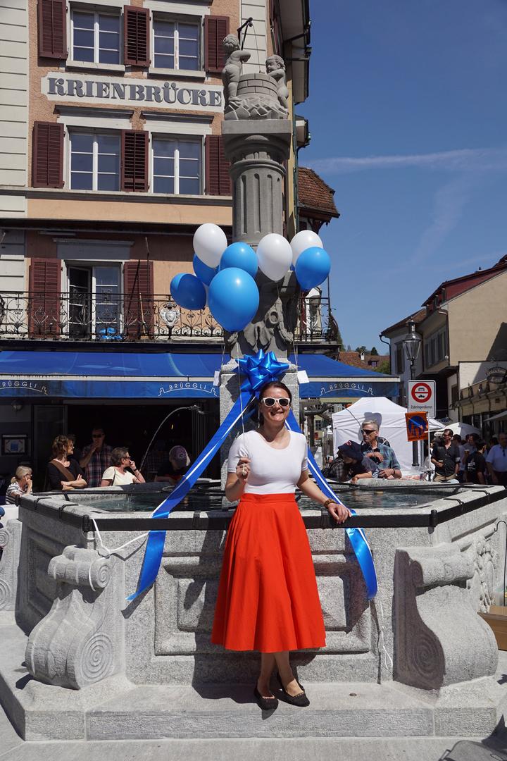 <p>Daniela Casu repräsentiert die Stadt Luzern vor dem Krienbachbrunnen. (Bild: Stefan Kämpfen)</p>