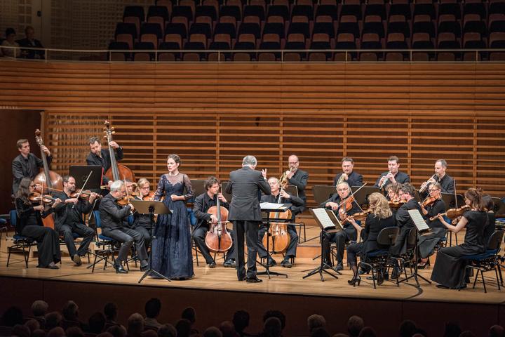 <p>Das Kammerorchester Basel unter der Leitung von Umberto Benedetti Michelangeli mit Solistin Regula Mühlemann. (Bild: Marco Masiello)</p>