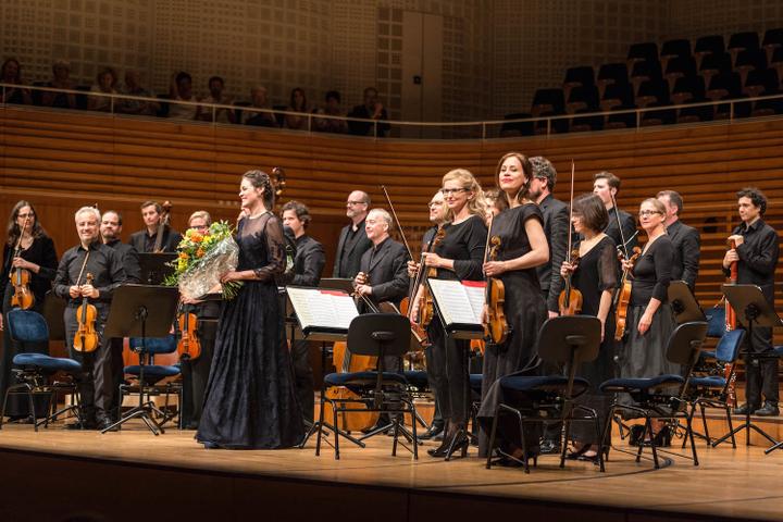 <p>Das Kammerorchester Basel unter der Leitung von Umberto Benedetti Michelangeli mit Solistin Regula Mühlemann. (Bild: Marco Masiello)</p>