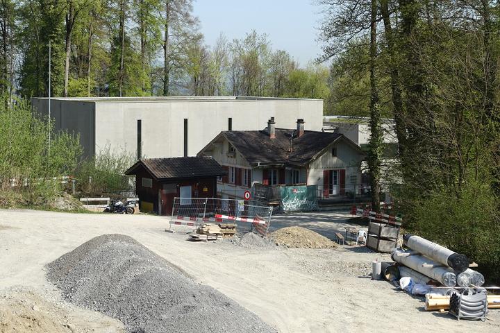 <p>Das neue Quellwasserwerk am Waldrand am Sonnenberg, gleich unter dem Restaurant «Schwyzerhüsli». (Bild: jwy)</p>