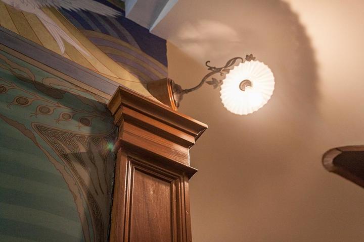 <p>Auch die Lampe stammt aus der Zeit der Jahrhundertwende.</p>