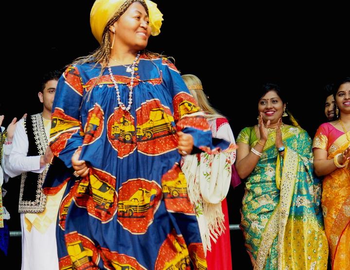 <p>Grosse Muster, grosse Begeisterung auch bei den Kolleginnen aus Sri Lanka: ein traditionelles Kleid aus Kamerun. (Bild: jav)</p>