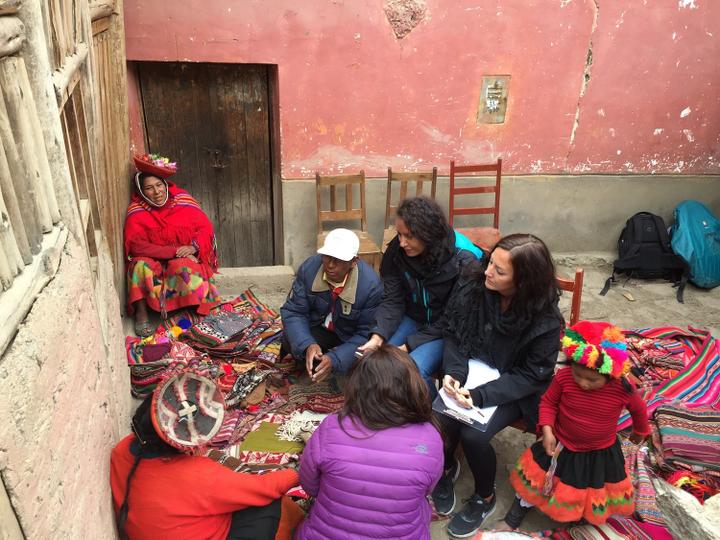<p>Sandra Bühler (Zweite von rechts) und Sandra Schmid (rechts) bei einem Interview in Willoq in Peru. (Bild: Eliane Huonder)</p>