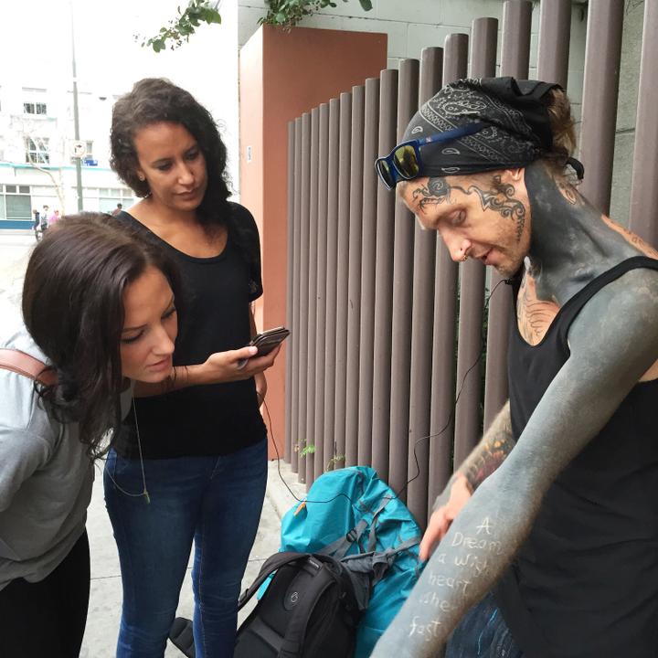 <p>In Los Angeles fiel Sandra Schmid (links) und Sandra Bühler dieser tätowierte Mann auf. (Bild: Eliane Huonder)</p>
