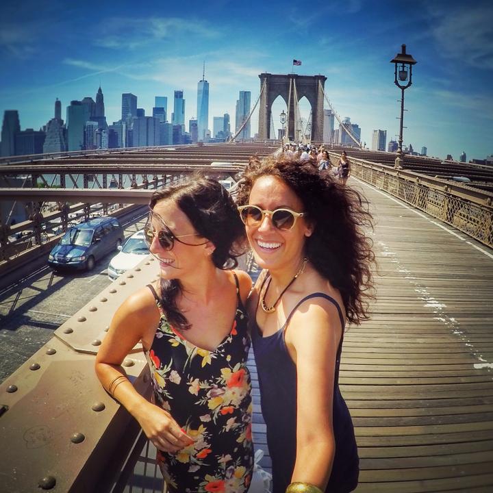 <p>Sandra Schmid (links) und Sandra Bühler auf einer ihrer unzähligen Reisen für das Buch, hier in New York. (Bild: Eliane Huonder)</p>