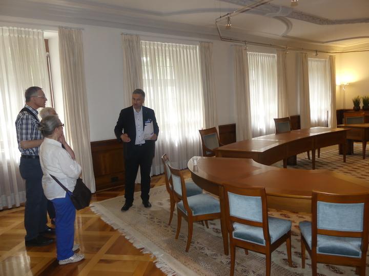 <p>Regierungspräsident Guido Graf erklärt den Besuchern die Arbeit der Regierung.</p>