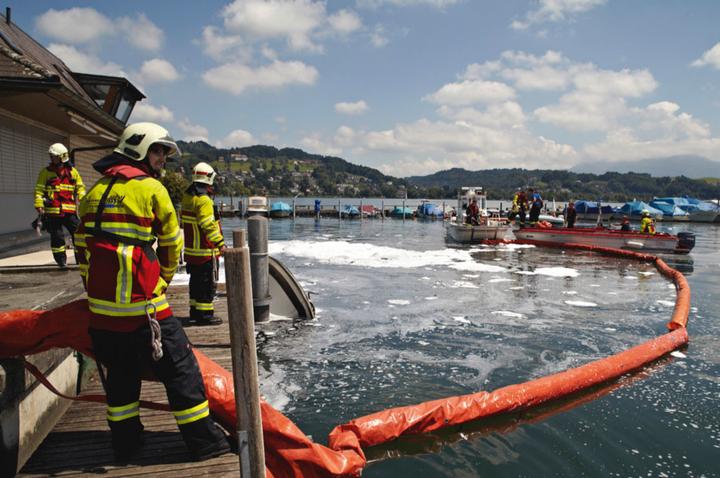 <p>Als am Alpenquai 2012 ein Boot explodierte: zu sehen im Feuerwehrkalender 2015.</p>
