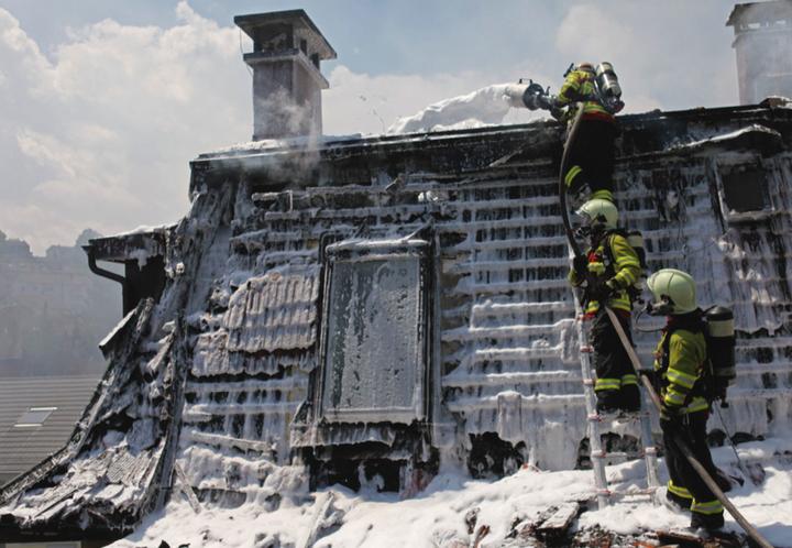 <p>Einsatz während eines Dachstockbrands im Maihofquartier im Jahr 2015.</p>