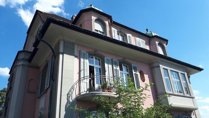 <p>Balkon in Seenähe: Hotz-Haus an der Chamerstrasse 1 in Zug.</p><p> </p>