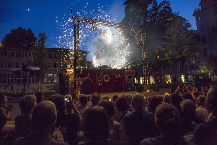<p>Die Show endet wie jedes Jahr mit einem furiosen Feuerspektakel. (Bild: Arthur Häberli)</p>