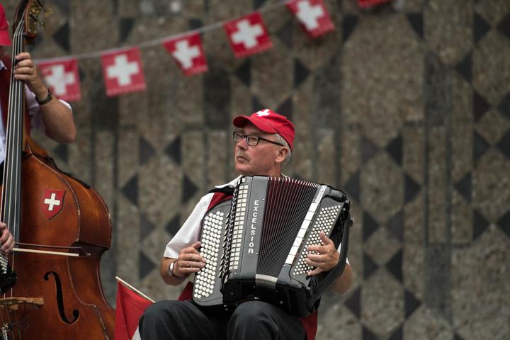 <p>Beim Pavillon in Luzern wurde am 1. August fleissig musiziert. (Bild: Iris Geisseler)</p>
