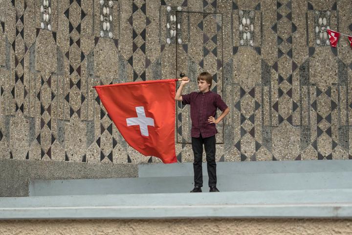 <p>Auch die Jüngeren bestiegen mit grosser Fahne die Bühne des Pavillon in Luzern. (Bild: Iris Geisseler)</p>