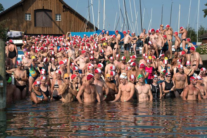 <p>648 Schwimmer warteten darauf, den Sempachersee zu überqueren. (Bild: Iris Geisseler)</p>