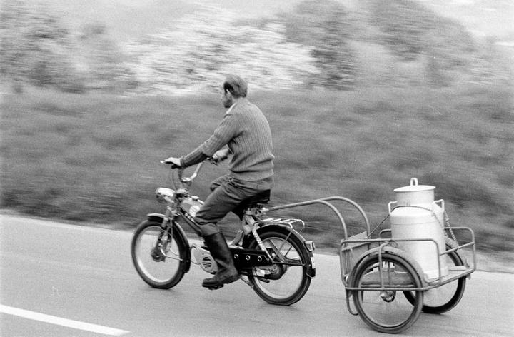 <p>Auch Milch kann man mit einem Mofa transportieren</p>