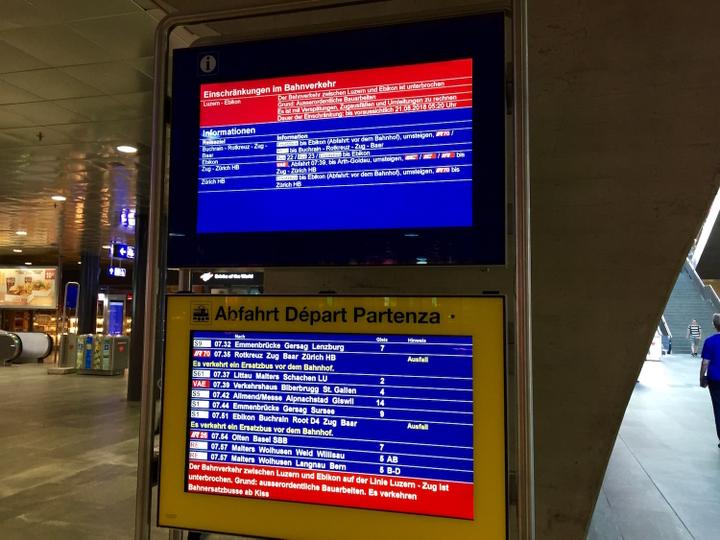 <p>Viel rot, viele Ausfälle: Der Zugsverkehr war diesen Montag stark beeinträchtigt. (Bild: les)</p>