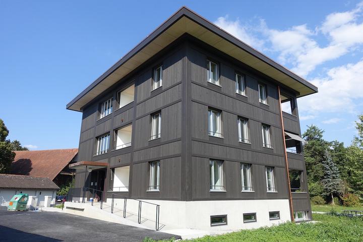<p>Die Holzfassade wird von einem ausladenden Dach geschützt. (Foto: Gerold Kunz)</p>