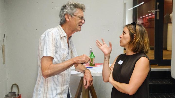 <p>zentralplus-Redaktorin Jana Avanzini – Chef-Türsteherin des Abends – im Gespräch mit Philipp Zingg, Präsident Theaterclub Luzern.</p>