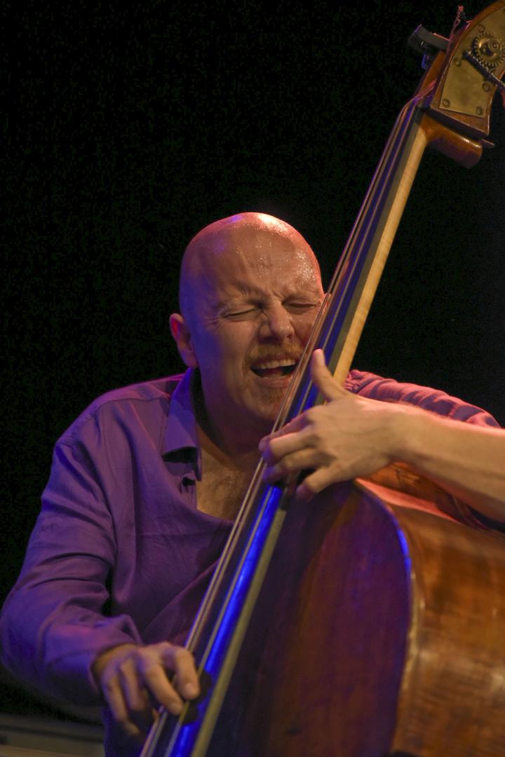 <p>Der norwegische Jazzbassist Ingebrigt Håker Flaten. (Foto: Marcel Meier)</p>