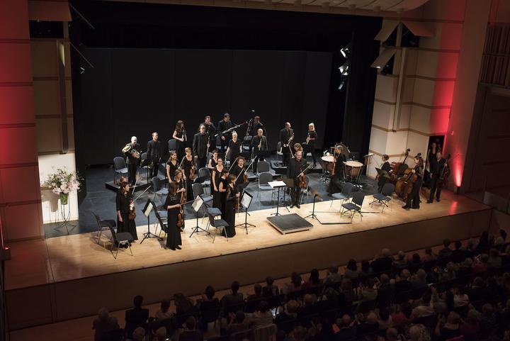 <p>Das Ensemble in der schmucken Halle.</p>
