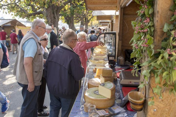 <p>Mehr als 60‘000 Besucherinnen und Besucher genossen am Wochenende das Flanieren am Schweizerhofquai, degustierten Käse aus der ganzen Schweiz und kauften auch fleissig am grössten Käsemarkt der Schweiz ein.</p>
