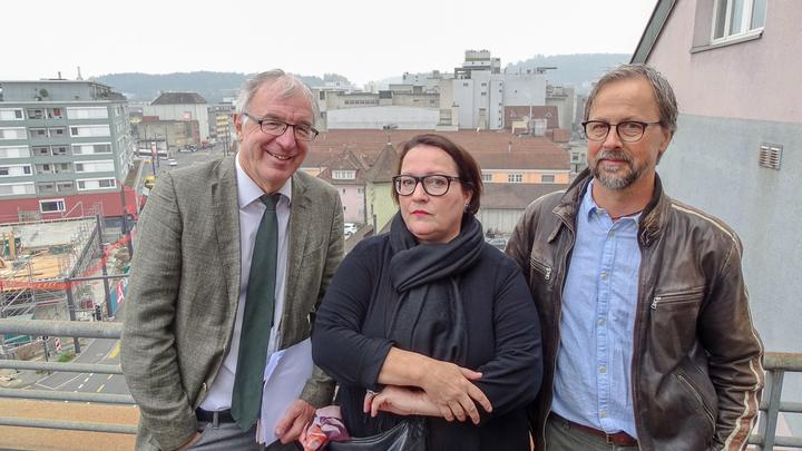 <p>Stiftungsratspräsident Urs Rudolf (links), Gabie Burkhard von der IG Arbeit (Mitte) und Architekt Hardi Bisig. (Bild: jwy)</p>