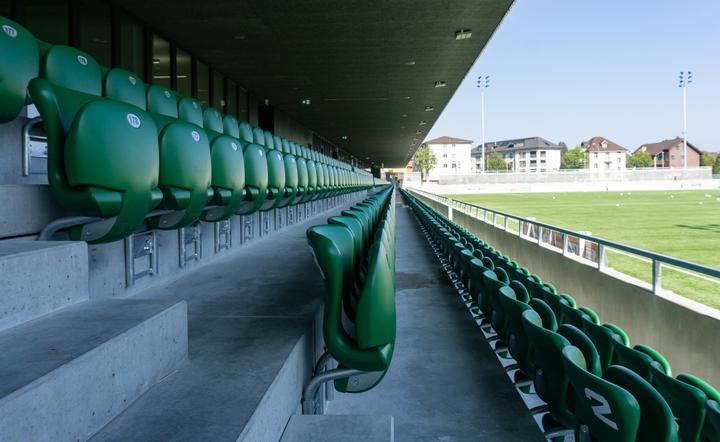 <p>In Reih und Glied: Die grünen Sitze im neuen Kleinfeld-Stadion. (Bild: jal)</p>