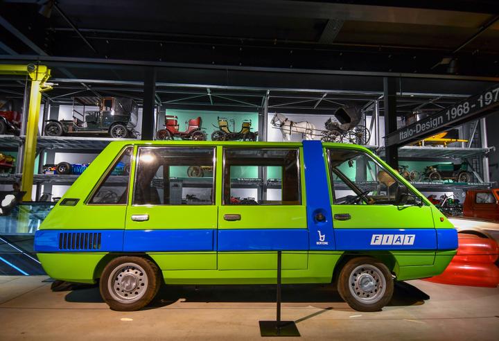 <p>Vom Fiat 850 Visitors Bus wurden nur sehr wenige Exemplare gebaut. Die Fiat-Werke setzten den und hellgrün lackierten Bus, der erstmals in der Schweiz gezeigt wird, für den Transport ihrer Besucher auf dem Firmenareal ein. (Bild: zvg)</p><p align="left"><span style="font-family: Arial;"><br /></span></p>