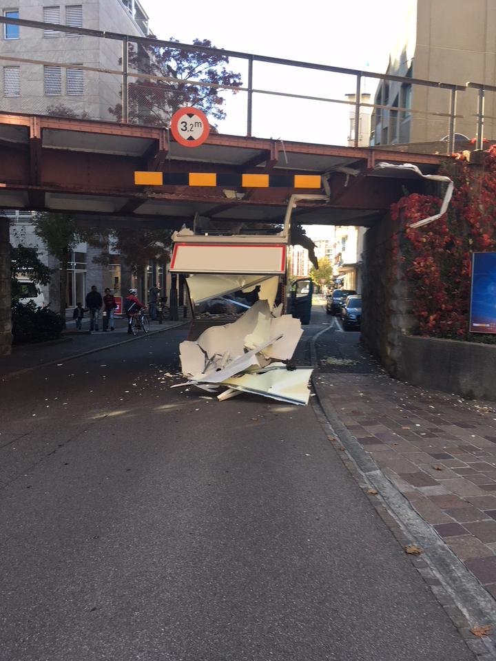 <p>Sattelmotorfahrzeug bleibt unter Brücke stecken.</p>