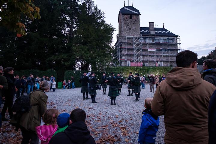 <p>Irisch-keltische Klänge weckten im Schlosspark die Aufmerksamkeit der Gäste. (Bild: Raphael Haefliger)</p>