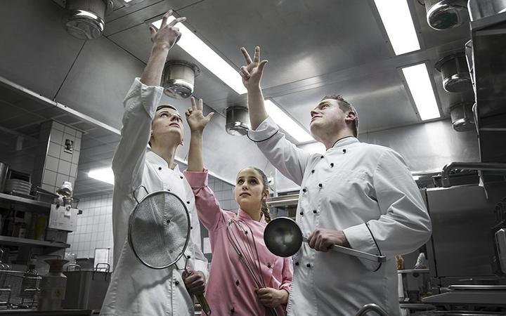 <p>Die gastronomische Version des Rütlischwurs: Als «Eidgenuss pur» präsentiert sich die Küchencrew mit Chef Rafael Wicki (rechts) auf der eigenen Webseite.</p>
