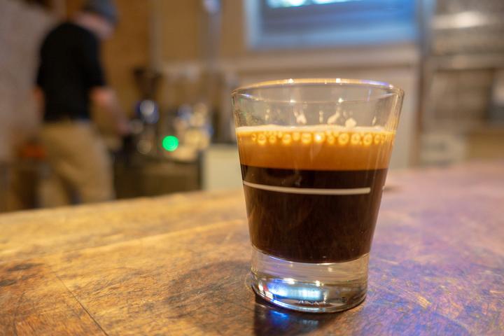 <p>Voilà: ein äusserst fruchtiger Espresso aus dem Kaffee-Laboratorium. (Bild: jwy)</p>