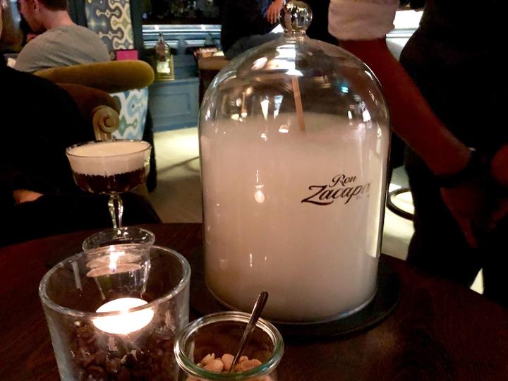 <p>Die geräucherten Cocktails werden unter einer Glaskuppel serviert.</p>