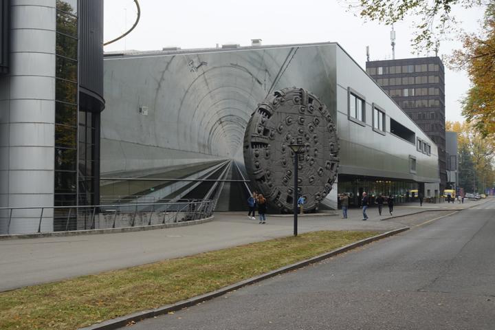 <p>Das Verkehrshaus stelle den Bohrkopf vor ein Tunnelbild. (Bild: Gerold Kunz)</p>