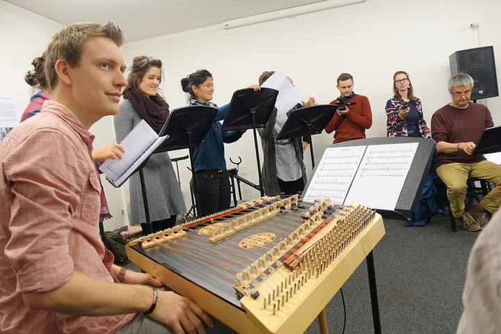 <p>Probe von «Alpini Vernähmlassig», des Ensembles von Studierenden.</p>