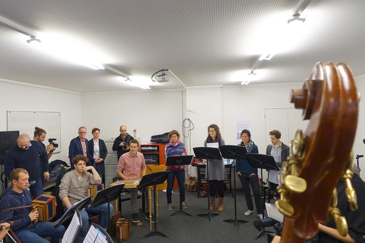 <p>Probe von «Alpini Vernähmlassig», des Ensembles von Studierenden.</p>