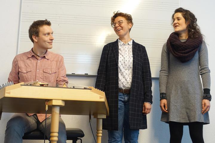 <p>Gaben einen Einblick in ihr Können: Student Emanuel Krucker, Jodlerin Nadja Räss (Mitte) und Studentin Dayana Pfammatter.</p>
