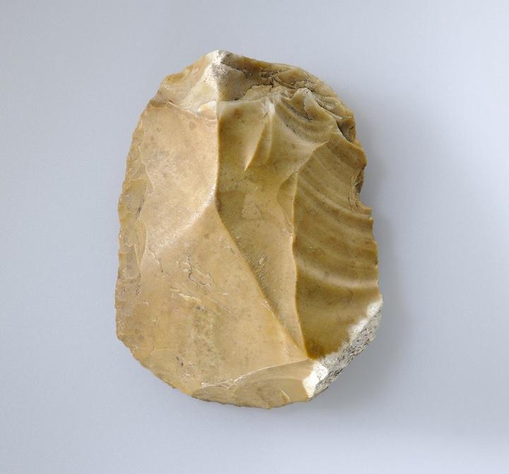 <p>Kratzer aus Feuerstein dienten zum Abschaben und Kratzen der Fleischreste von Fellen. Um 13’000 v. Chr., Fundort Cham ZG, Grindel 1. Bild: Museum für Urgeschichte(n) Zug, Res Eichenberger.</p>