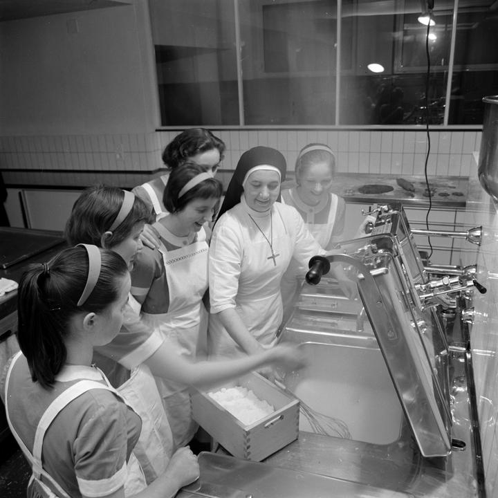 <p>Was die reizenden Damen wohl gerade kochen? Bild: Peter Ammon/AURA</p>
