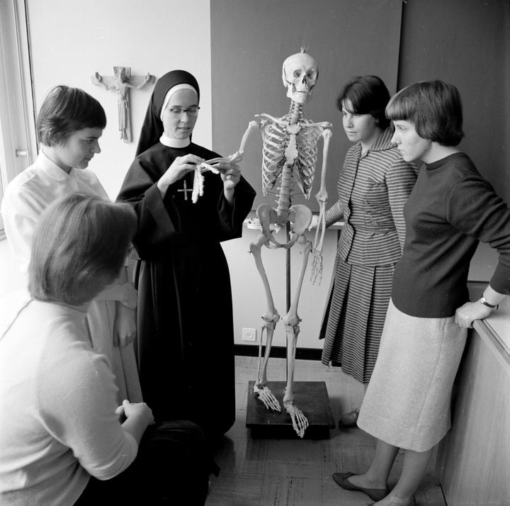 <p>Die Nonne nimmt das rechte Handgelenk genau unter die Lupe. Bild: Peter Ammon/AURA</p><p> </p>