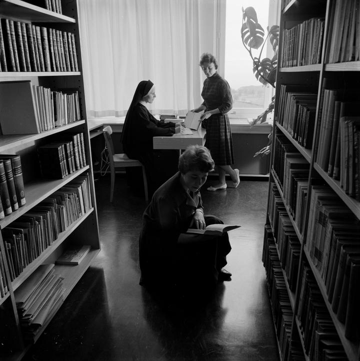<p>Konzentration und Ruhe ist gefragt in der Bibliothek. Bild: Peter Ammon/AURA</p><p> </p>