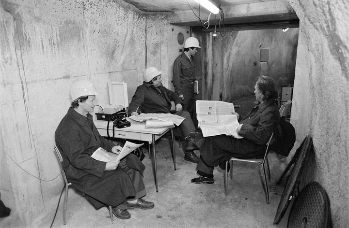 <p>Um Zeitung lesen zu können, scheint genügend Zeit gewesen zu sein. Bild: Emanuel Ammon/AURA</p>
<p> </p>